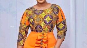 Ways ladies can combine Ankara  fabric with crepe  material